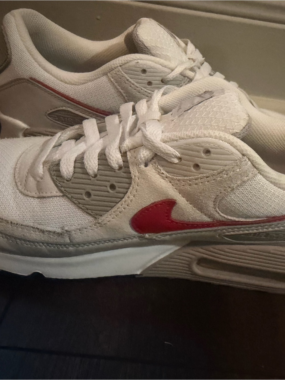 Nike Air Max 90. White Sneakers with Beige Tongue and Red Accent. (DM0029 113)